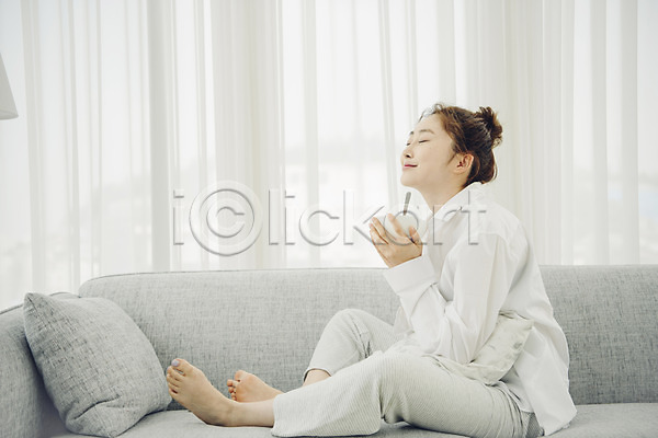 게으름 여유 휴식 20대 사람 성인 성인여자한명만 여자 한국인 한명 JPG 옆모습 포토 공휴일 그릇 눈감음 들기 미소(표정) 소파 소확행 실내 싱글 싱글라이프 아침 안식처 앉기 우먼라이프 응시 전신 커튼