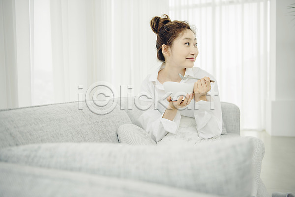 게으름 여유 휴식 20대 사람 성인 성인여자한명만 여자 한국인 한명 JPG 옆모습 포토 공휴일 그릇 들기 미소(표정) 상반신 소파 소확행 숟가락 실내 싱글 싱글라이프 아침 안식처 앉기 우먼라이프 응시