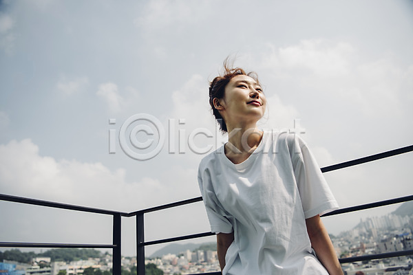 여유 휴식 20대 사람 성인 성인여자한명만 여자 한국인 한명 JPG 로우앵글 앞모습 포토 공휴일 구름(자연) 기댐 난간 발코니 상반신 소확행 싱글 싱글라이프 안식처 야외 우먼라이프 응시 하늘