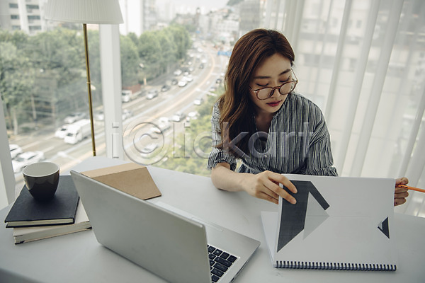 20대 사람 성인 성인여자한명만 여자 한국인 한명 JPG 앞모습 포토 거실 노트북 도로 들기 상반신 스프링노트 실내 싱글 싱글라이프 안경낌 우먼라이프 응시 작업 주간 창가 책상 커피잔 펜 프리랜서