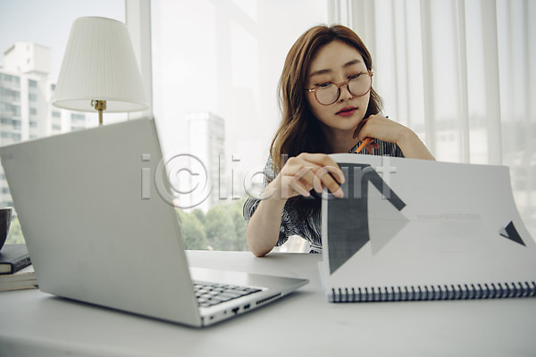 20대 사람 성인 성인여자한명만 여자 한국인 한명 JPG 앞모습 포토 거실 노트북 들기 상반신 스프링노트 실내 싱글 싱글라이프 안경낌 우먼라이프 응시 작업 전등 주간 창가 책상 펜 프리랜서