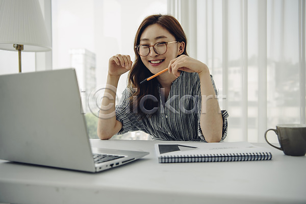 20대 사람 성인 성인여자한명만 여자 한국인 한명 JPG 앞모습 포토 노트북 들기 미소(표정) 상반신 스프링노트 실내 싱글 싱글라이프 안경낌 우먼라이프 응시 작업 주간 책상 커피잔 펜 프리랜서