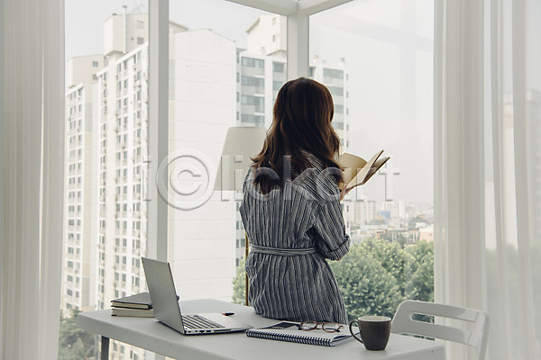 20대 사람 성인 성인여자한명만 여자 한국인 한명 JPG 뒷모습 포토 거실 걸터앉기 노트북 문서 상반신 실내 싱글 싱글라이프 아파트 우먼라이프 읽기 주간 창가 책 책상 커피잔 프리랜서