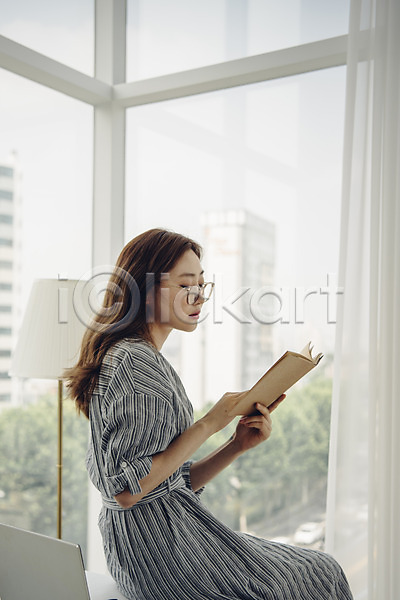 20대 사람 성인 성인여자한명만 여자 한국인 한명 JPG 옆모습 포토 거실 걸터앉기 들기 상반신 실내 싱글 싱글라이프 안경낌 우먼라이프 응시 읽기 주간 창가 창문 책 프리랜서