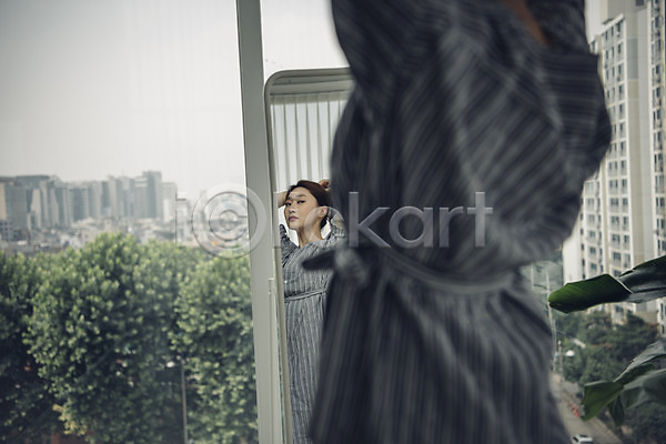 20대 사람 성인 성인여자한명만 여자 한국인 한명 JPG 뒷모습 옆모습 포토 거울 머리손질 상반신 실내 싱글 싱글라이프 우먼라이프 응시 주간 출근준비