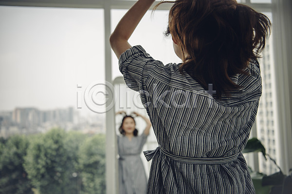 20대 사람 성인 성인여자한명만 여자 한국인 한명 JPG 뒷모습 포토 거울 머리손질 상반신 실내 싱글 싱글라이프 우먼라이프 주간 창가 출근준비
