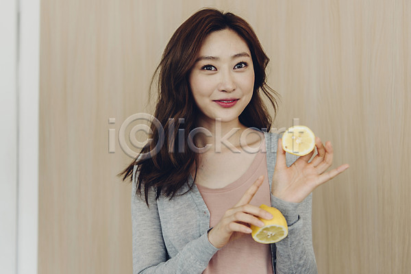 20대 사람 성인 성인여자한명만 여자 한국인 한명 JPG 앞모습 포토 들기 레몬 미소(표정) 방송 블로거 상반신 서기 슬라이스 실내 싱글 싱글라이프 우먼라이프 응시 인터넷방송 크리에이터