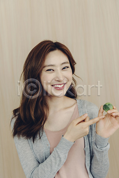 20대 사람 성인 성인여자한명만 여자 한국인 한명 JPG 근접촬영 앞모습 포토 가리킴 들기 미소(표정) 방송 방울양배추 블로거 상반신 서기 실내 싱글 싱글라이프 우먼라이프 응시 인터넷방송 크리에이터