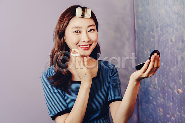 20대 사람 성인 성인여자한명만 여자 한국인 한명 JPG 앞모습 포토 들기 미소(표정) 방송 뷰티 뷰티블로거 뷰티크리에이터 블로거 상반신 실내 싱글 싱글라이프 우먼라이프 응시 인터넷방송 파우더팩트 헤어롤 화장 화장품