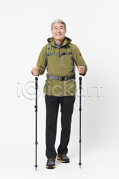 70대 남자 노년 노인남자한명만 사람 한국인 한명 JPG 앞모습 포토 걷기 누끼 등산 등산복 등산스틱 미소(표정) 배낭 스튜디오촬영 실내 실버라이프 아웃도어 응시 전신 취미 트래킹 할아버지 흰배경