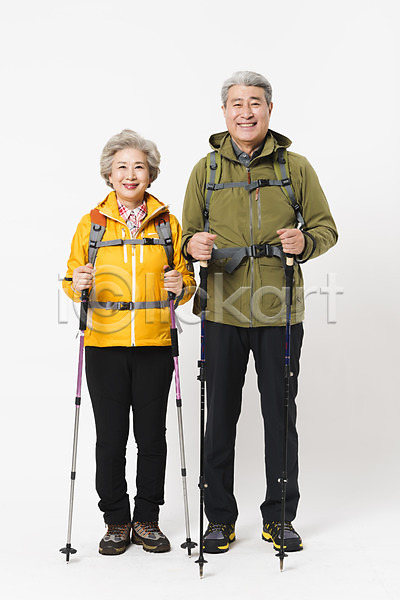 다정 60대 70대 남자 노년 노인만 두명 사람 여자 한국인 JPG 앞모습 포토 노부부 누끼 등산 등산복 등산스틱 미소(표정) 배낭 서기 스튜디오촬영 실내 실버라이프 아웃도어 전신 취미 트래킹 할머니 할아버지 흰배경