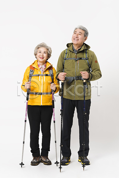 다정 60대 70대 남자 노년 노인만 두명 사람 여자 한국인 JPG 앞모습 포토 노부부 누끼 등산 등산복 등산스틱 미소(표정) 배낭 서기 스튜디오촬영 실내 실버라이프 아웃도어 응시 전신 취미 트래킹 할머니 할아버지 흰배경