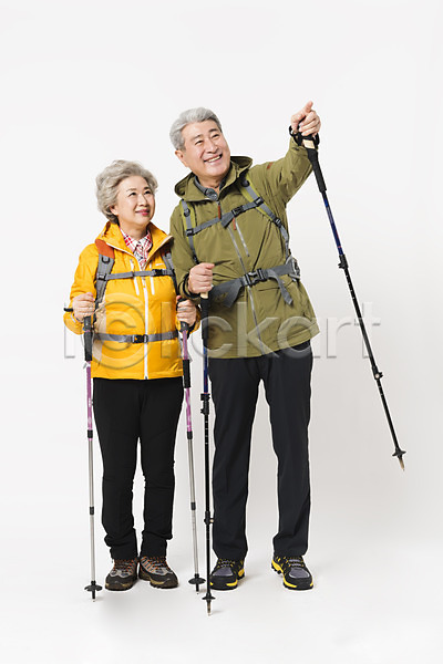다정 60대 70대 남자 노년 노인만 두명 사람 여자 한국인 JPG 앞모습 포토 가리킴 노부부 누끼 등산 등산복 등산스틱 미소(표정) 배낭 스튜디오촬영 실내 실버라이프 아웃도어 응시 전신 취미 트래킹 할머니 할아버지 흰배경