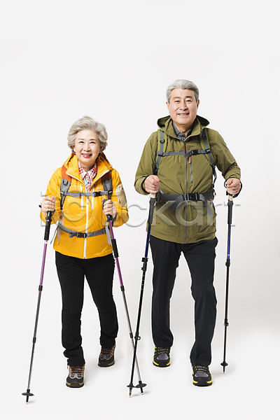 다정 60대 70대 남자 노년 노인만 두명 사람 여자 한국인 JPG 앞모습 포토 걷기 노부부 누끼 등산 등산복 등산스틱 미소(표정) 배낭 스튜디오촬영 실내 실버라이프 아웃도어 응시 전신 취미 트래킹 할머니 할아버지 흰배경
