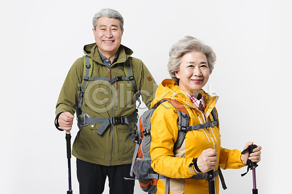 다정 60대 70대 남자 노년 노인만 두명 사람 여자 한국인 JPG 앞모습 옆모습 포토 노부부 누끼 등산 등산복 등산스틱 미소(표정) 배낭 상반신 스튜디오촬영 실내 실버라이프 아웃도어 응시 취미 트래킹 할머니 할아버지 흰배경