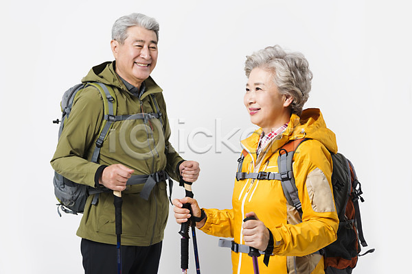 다정 60대 70대 남자 노년 노인만 두명 사람 여자 한국인 JPG 옆모습 포토 노부부 누끼 등산 등산복 등산스틱 미소(표정) 배낭 상반신 스튜디오촬영 실내 실버라이프 아웃도어 응시 취미 트래킹 할머니 할아버지 흰배경