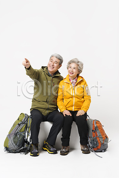 다정 60대 70대 남자 노년 노인만 두명 사람 여자 한국인 JPG 앞모습 포토 가리킴 노부부 누끼 등산 등산복 미소(표정) 배낭 스튜디오촬영 실내 실버라이프 아웃도어 앉기 응시 전신 취미 트래킹 할머니 할아버지 흰배경