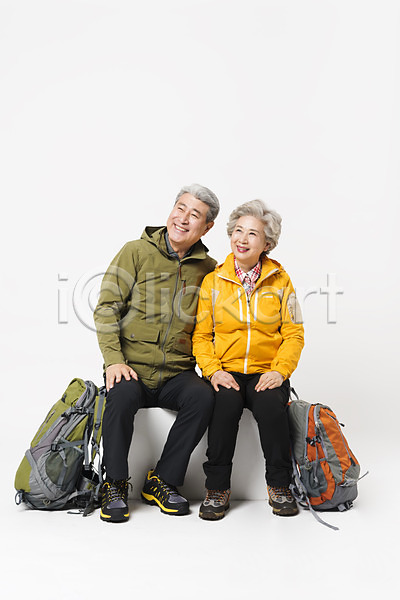다정 60대 70대 남자 노년 노인만 두명 사람 여자 한국인 JPG 앞모습 포토 노부부 누끼 등산 등산복 미소(표정) 배낭 스튜디오촬영 실내 실버라이프 아웃도어 앉기 응시 전신 취미 트래킹 할머니 할아버지 흰배경
