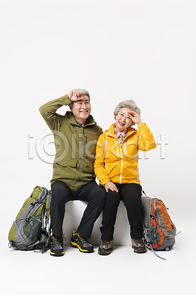 다정 60대 70대 남자 노년 노인만 두명 사람 여자 한국인 JPG 앞모습 포토 노부부 누끼 닦기 등산 등산복 땀 미소(표정) 배낭 스튜디오촬영 실내 실버라이프 아웃도어 앉기 응시 전신 취미 트래킹 할머니 할아버지 흰배경