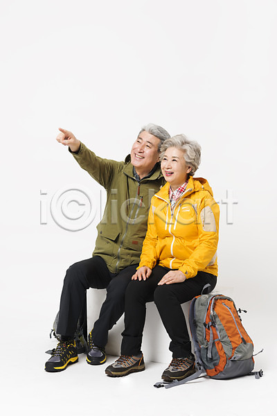 다정 60대 70대 남자 노년 노인만 두명 사람 여자 한국인 JPG 옆모습 포토 가리킴 노부부 누끼 등산 등산복 미소(표정) 배낭 스튜디오촬영 실내 실버라이프 아웃도어 앉기 응시 전신 취미 트래킹 할머니 할아버지 흰배경