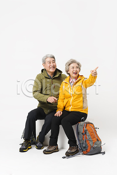 다정 60대 70대 남자 노년 노인만 두명 사람 여자 한국인 JPG 앞모습 포토 가리킴 노부부 누끼 등산 등산복 미소(표정) 배낭 스튜디오촬영 실내 실버라이프 아웃도어 앉기 응시 전신 취미 트래킹 할머니 할아버지 흰배경