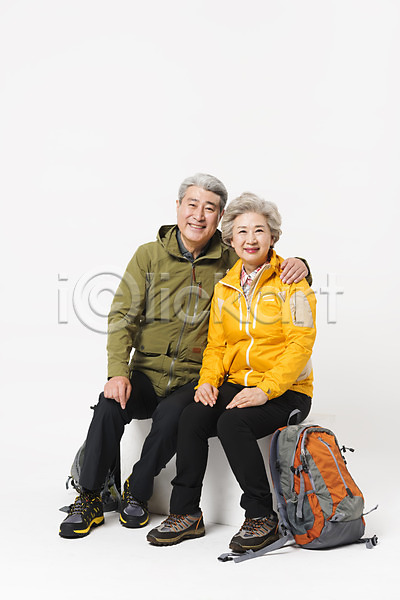 다정 60대 70대 남자 노년 노인만 두명 사람 여자 한국인 JPG 앞모습 포토 노부부 누끼 등산 등산복 미소(표정) 배낭 스튜디오촬영 실내 실버라이프 아웃도어 앉기 어깨에손 응시 전신 취미 트래킹 할머니 할아버지 흰배경