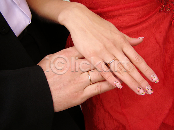 사랑 축하 사람없음 JPG 포토 해외이미지 결혼 결혼식 반지 빨간색 손 손톱관리 신랑 신혼부부 의료성형뷰티 커플 해외202004
