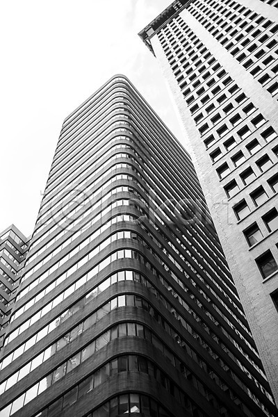 사람없음 JPG 포토 해외이미지 흑백 건물 건축양식 고층빌딩 뉴욕 도시 도시풍경 맨해튼 미국 미니멀 반사 심플 야외 올려보기 유리 장면 창문 큼 탑 하늘 해외202004
