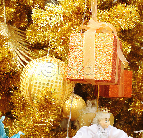사람없음 JPG 포토 해외이미지 금색 선물상자 실내 오너먼트 오브젝트 인형 장식볼 크리스마스 크리스마스장식 해외202004