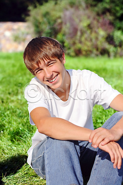 행복 휴식 10대 남자 백인 사람 소년 한명 JPG 포토 해외이미지 1 갈색 건강 공원 나무 날씨 라이프스타일 맑음 머리 미소(표정) 셔츠 앉기 야외 여름(계절) 응시 자연 장면 종류 청바지 해외202004 햇빛