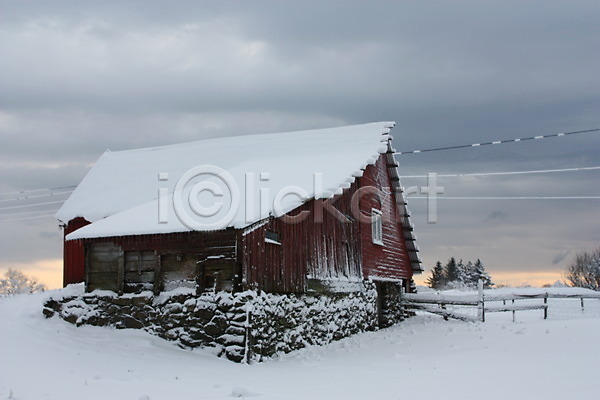 사람없음 JPG 포토 해외이미지 겨울 겨울풍경 구름(자연) 나무집 노르웨이 눈(날씨) 눈덮임 야외 주간 주택 해외202004