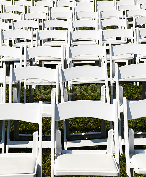 사람없음 JPG 포토 해외이미지 결혼식 공원 맑음 목재 야외 여름(계절) 의자 이벤트 잔디 접기 정원 초록색 해외202004 햇빛 흰색