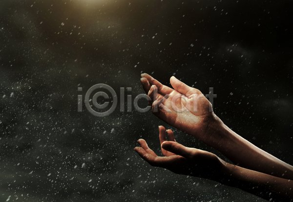 분위기 신체부위 JPG 포토 해외이미지 비(날씨) 빗방울 손 손짓 야외 주간 해외202004 흐림