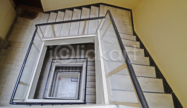 사람없음 JPG 포토 해외이미지 건축양식 계단 나선형 내부 바위 유리 해외202004 회색