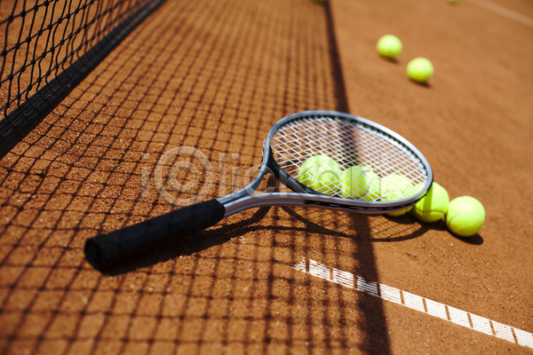 사람없음 JPG 포토 해외이미지 그림자 네트 땅바닥 야외 일렬 주간 테니스 테니스공 테니스라켓 테니스용품 테니스장 해외202004