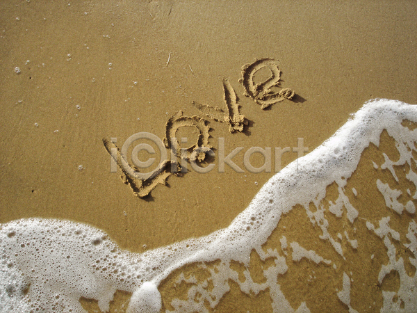 사랑 사람없음 JPG 포토 해외이미지 갈색 거품 기록 단어 모래 물 선탠 수영 해외202004 휴가