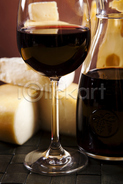 사람없음 JPG 근접촬영 포토 해외이미지 갈색배경 쌓기 와인 와인잔 유리병 치즈 해외202004