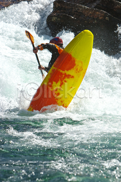 사람 한명 JPG 포토 해외이미지 급류 서핑 스포츠 야외 여름(계절) 카약 파도 해외202004