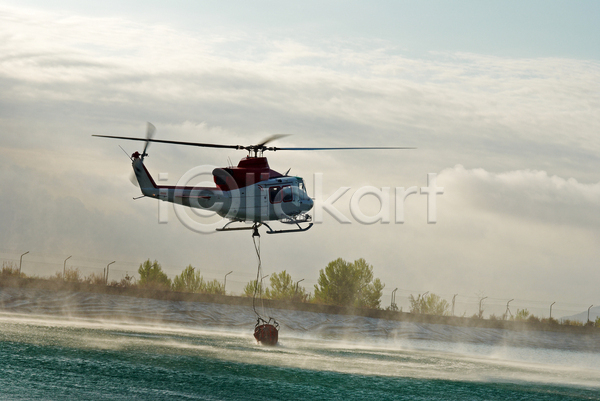 사람없음 JPG 포토 해외이미지 구름(자연) 담기 바다 소방 소방헬리콥터 야외 주간 하늘 해외202004 헬리콥터