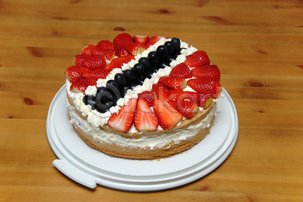 축하 사람없음 JPG 포토 해외이미지 기념 디저트 딸기 빨간색 생일 선물 음식 케이크 크림 파란색 포도 해외202004 흰색