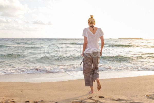 산책 행복 휴식 백인 사람 여자 한명 JPG 포토 해외이미지 건강 모래 물 바다 야외 여름(계절) 여행 일몰 자연 파도 파라다이스 하늘 해외202004 햇빛 휴가