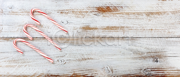 사람없음 JPG 포토 해외이미지 계절 기념 목재 백그라운드 빨간색 사탕 산타클로스 새해 선물 음식 장식 전통 지팡이 카피스페이스 크리스마스 해외202004 해외포토 휴가 흰색