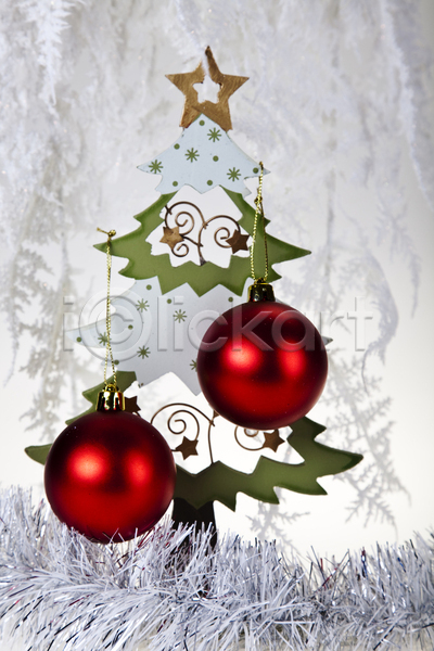 사람없음 JPG 포토 해외이미지 실내 오너먼트 오브젝트 장식볼 크리스마스 크리스마스장식 크리스마스트리 트리모양 해외202004 흰배경