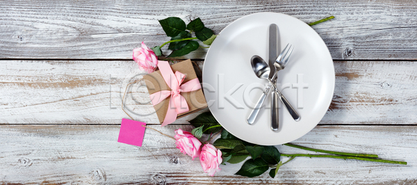 사랑 사람없음 JPG 포토 해외이미지 꼬리표 꽃 돌봄 먹기 목재 발렌타인데이 백그라운드 분홍색 선물 설정 시골 신용카드 어머니의날 은색 장미 장식 저녁식사 접시 카피스페이스 탁자 해외202004 해외포토 휴가 흰색