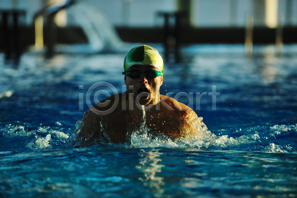 남자 백인 사람 성인 성인남자한명만 한명 JPG 아웃포커스 앞모습 포토 해외이미지 물 상반신 수영 수영복 수영선수 수영장 스포츠 운동 해외202004