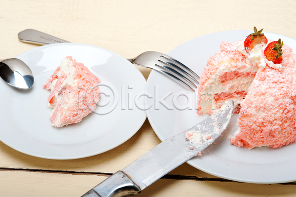 달콤 사람없음 JPG 포토 해외이미지 나이프 딸기 딸기케이크 분홍색 생크림 접시 케이크 포크 해외202004
