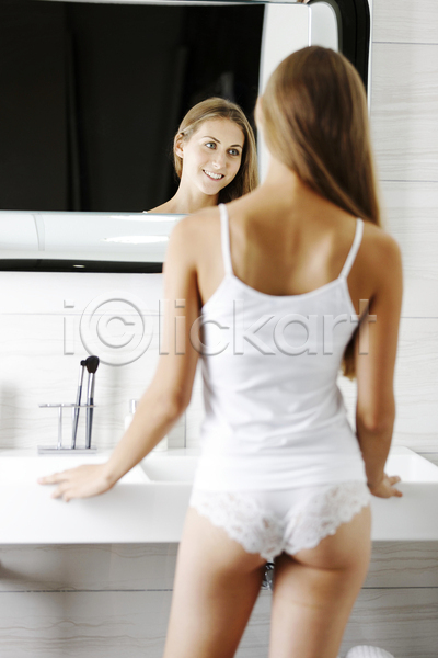 성인 여자 한명 JPG 포토 해외이미지 거울 내추럴 라이프스타일 반사 비즈니스 아침 욕실 응시 주택 직업 해외202004 헤어스타일