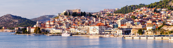 사람없음 JPG 포토 해외이미지 건물 건축양식 교회 나무 도시 만 물 바다 바위 보트 산 성 성당 스카이라인 언덕 여름 역사 옛날 유럽 자연 전통 주택 지중해 초록색 컬러풀 크로아티아 타운 탑 파노라마 파란색 풍경 하늘 항구 해외202004 해외포토