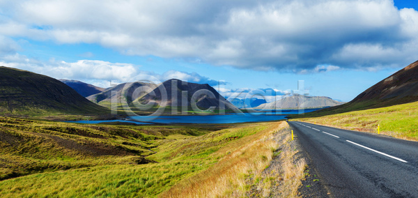 사람없음 JPG 포토 해외이미지 고속도로 곡선 내추럴 도로 맑음 바다 산 석호 아스팔트 아이슬란드 야외 여름 초록색 파란색 풍경 하늘 해외202004 해외포토 햇빛