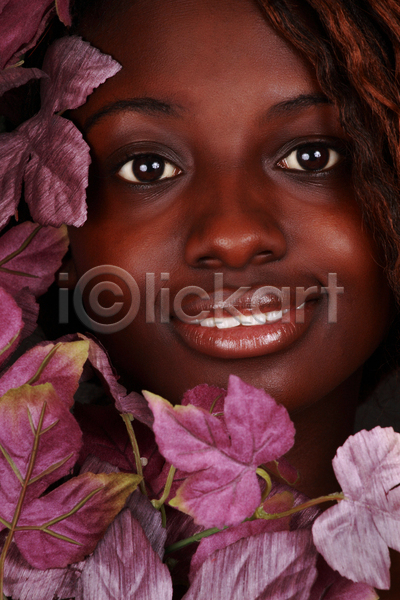 한명 JPG 포토 해외이미지 갈색 거짓 검은색 미소(표정) 보라색 얼굴 잎 해외202004